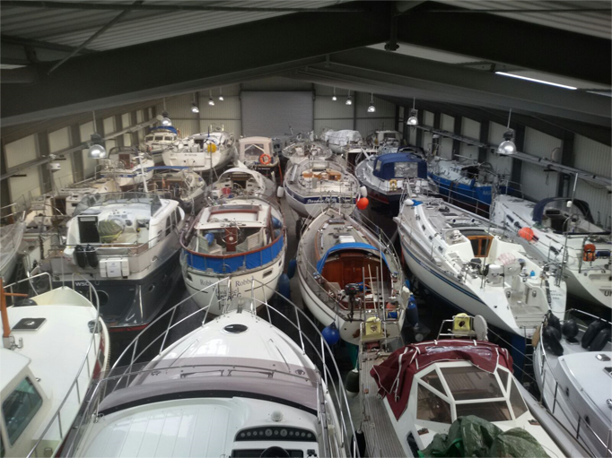 Eingelagerte Yachte - warten auf die nächste Saison